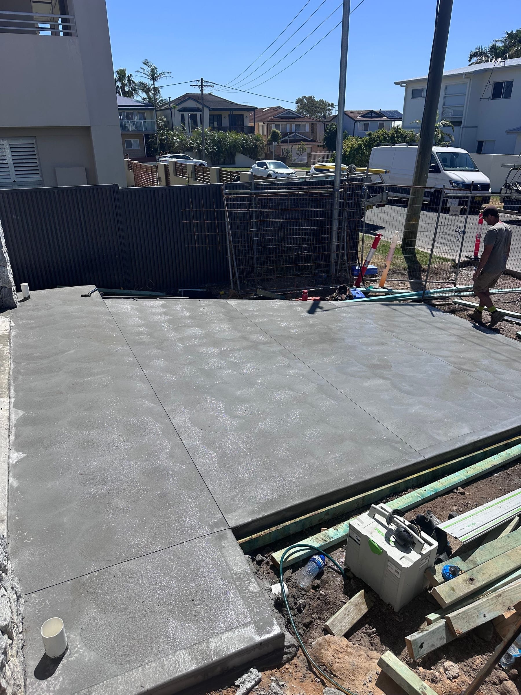 Driveway with smooth coved transitions and exposed aggregate finish