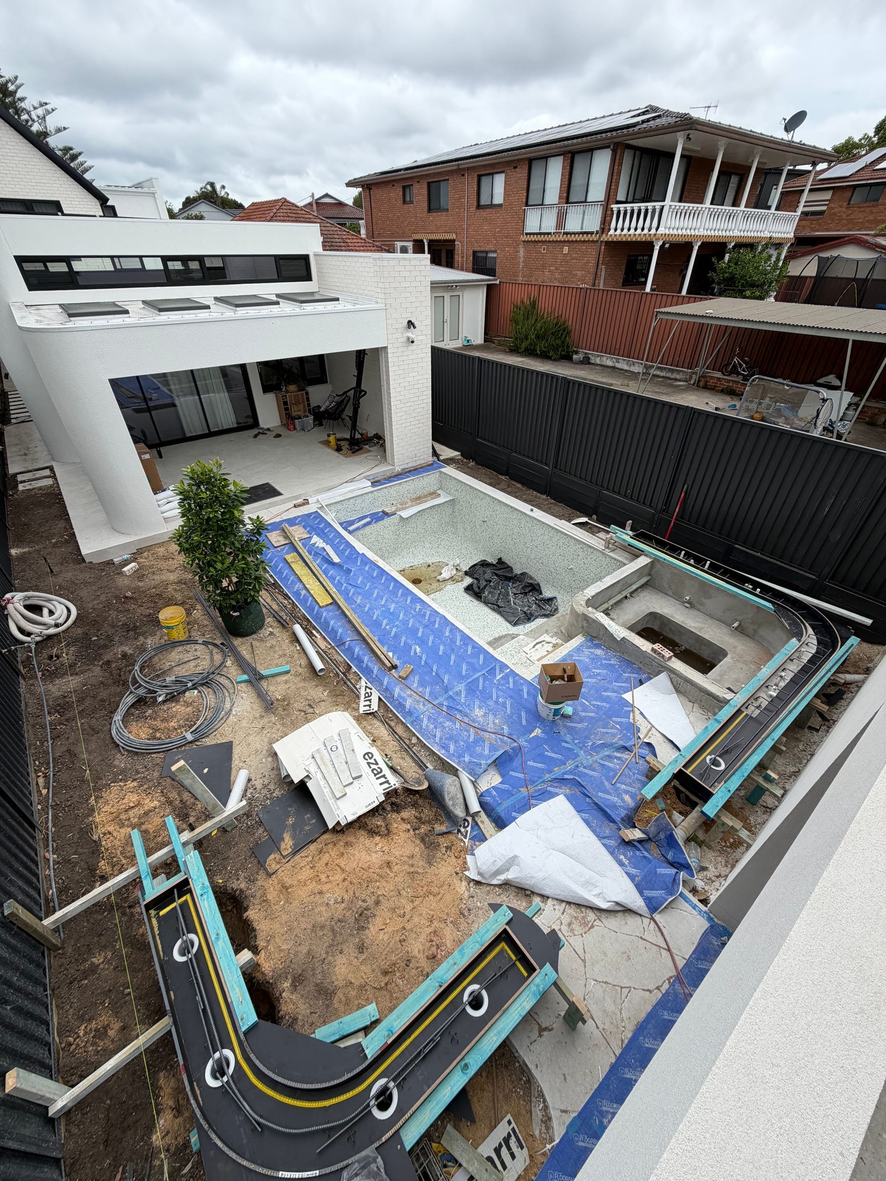 Zetland courtyard — overall view of architectural concrete seating and spa